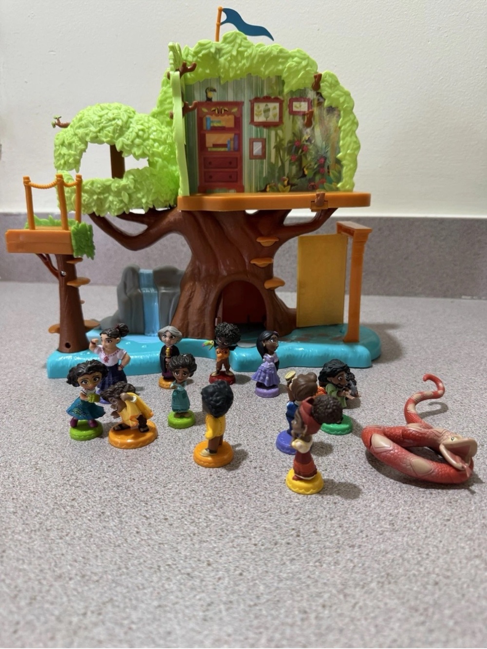 Treehouse Playset with Mini Figurines - Green and Brown